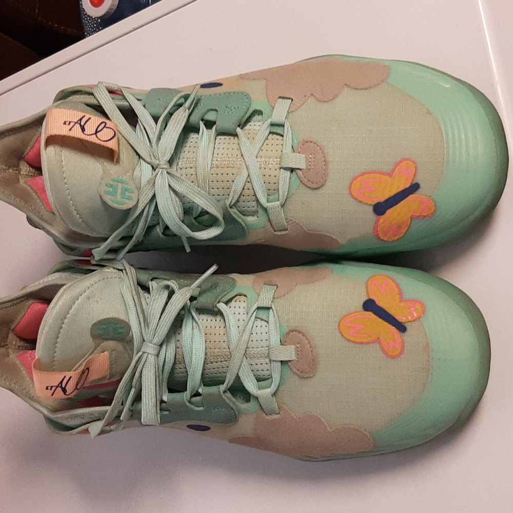 James harden shoes. Size 12.5 (great condition)